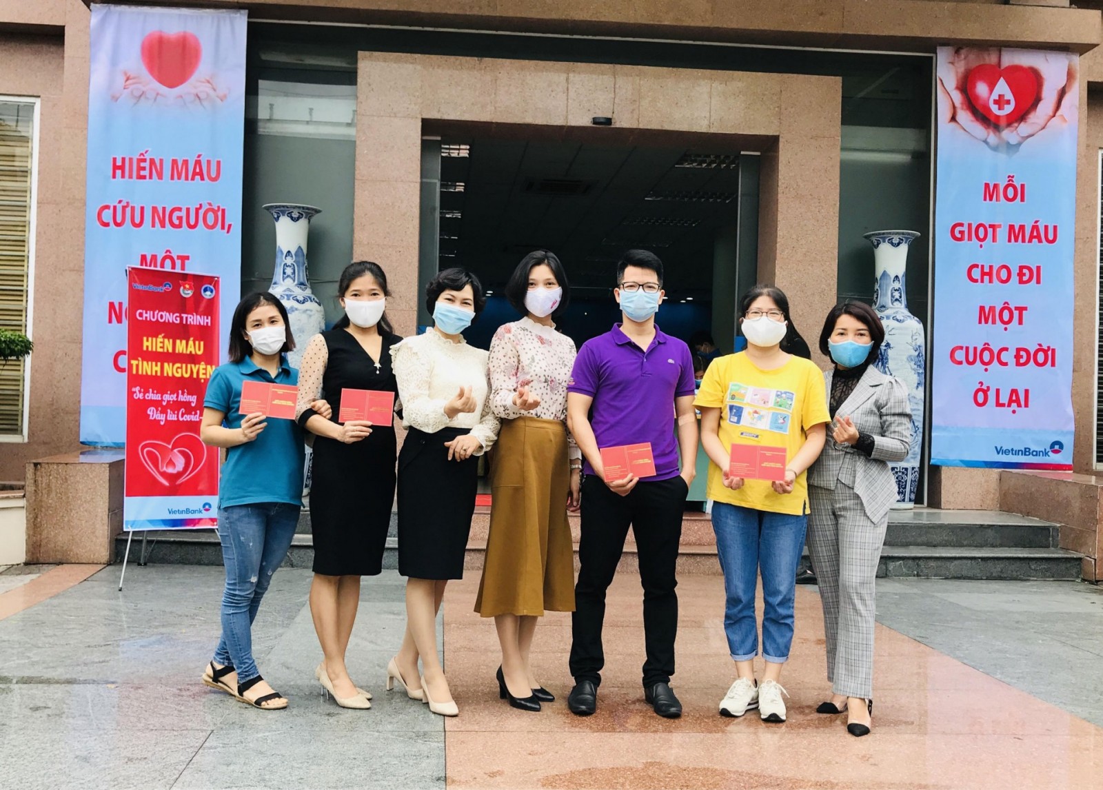 Cán bộ, giáo viên và học sinh nhà trường tham gia chương trình hiến máu “Sẻ chia giọt hồng đẩy lùi Covid-19”